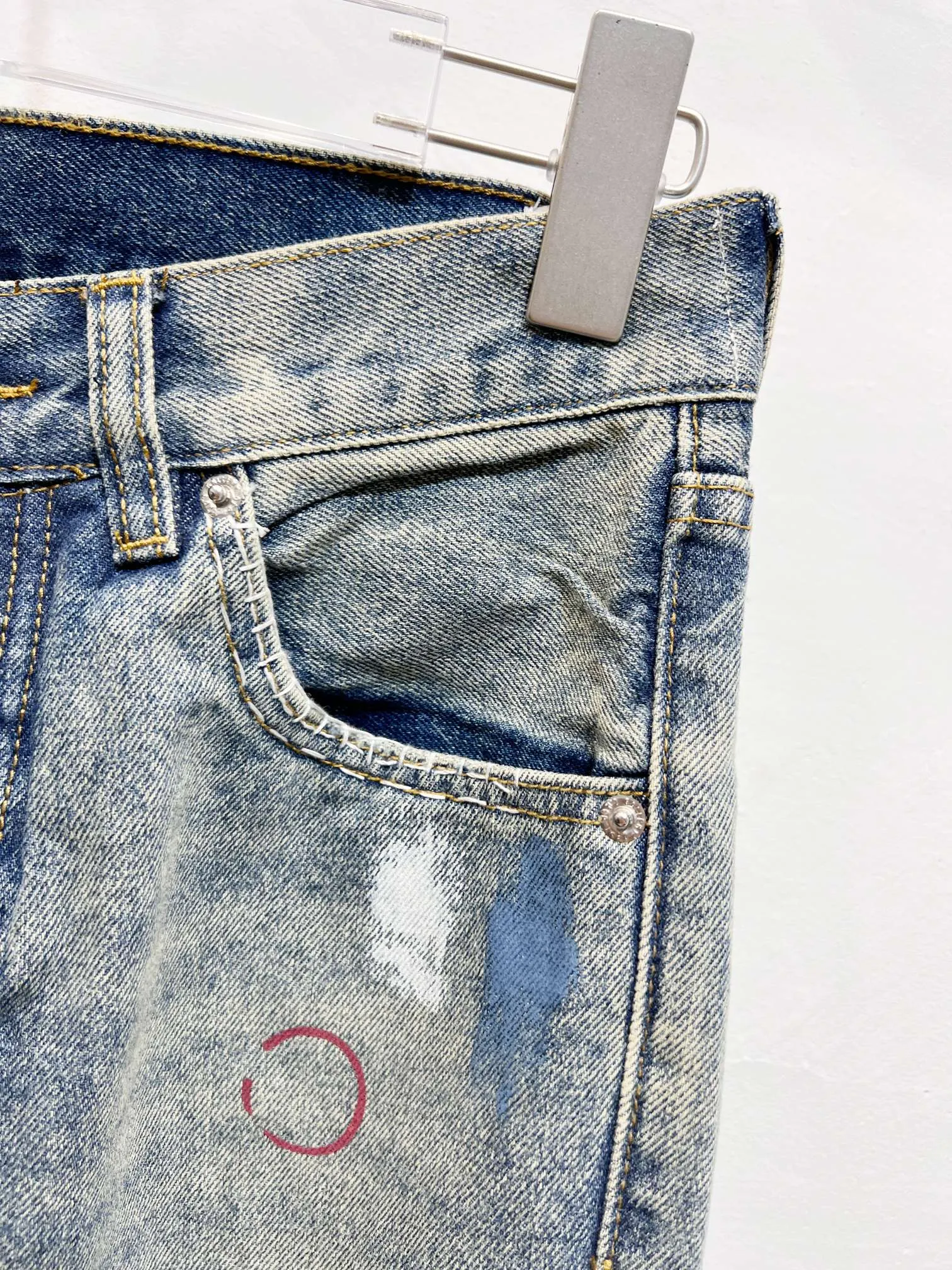 P300 Style Number: (c109) GALLERY DEPT. 2025 New Retro Splashed Ink Hole Stitching Seams Couple Style Loose Bootcut Jeans 🔥High Version🔥High Version🔥 Top Ceiling Quality Styles with different washed textures are very friendly to people with thin legs and thick legs. The loose version is very flattering. Moderate length that never goes out of style, easy and casual to match, basic styling for various styles, a must-have in the wardrobe! The fabric is stiff but also makes the upper body soft without losing texture. The washing process is even more perfect. It is a must-have item for everyone! ! ! Washed wheat, hang tag, pants label, three complete labels, color: blue, size: 28, 30, 32, 34, 36 (five sizes)
